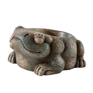 Die Azteken-Frosch-Wasserschale von Exo Terra® passt zum alten präkolumbianischen Azteken-Thema. Frösche, Kröten und Amphibien symbolisierten im Allgemeinen Erde und Regen und wurden mit Tlaloc, dem Gott des Wassers, der Fruchtbarkeit und der Landwirtschaft, in Verbindung gebracht. Steinskulpturen von Fröschen und Kröten befanden sich in der Nähe von Altären in dem Teil des Tempels, in dem Tlaloc gepriesen wurde. Das Vorhandensein von sauberem und frischem Wasser ist für die richtige Pflege und Erhaltung von Reptilien und Amphibien wichtig. Die Wasserschale ist leicht zu reinigen und die glatte, porenfreie Oberfläche nimmt keine schädlichen Bakterien auf. Die Form der Wasserschale „Aztec Frog“ wurde speziell entwickelt, um ein Umkippen und das Verschütten von Wasser zu verhindern.