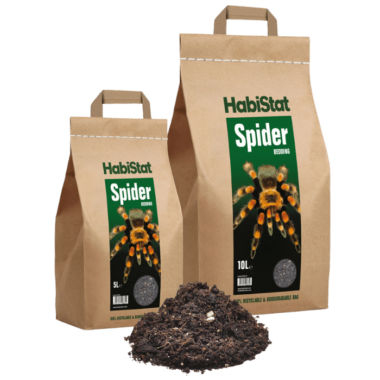 Das HabiStat Spider Bedding wurde speziell für Spinnen, Skorpione, Tausendfüßer und andere grabende Arten aus feuchten Umgebungen entwickelt. Es ist 100 % natürlich. Partikel sorgen dafür, dass das Substrat atmen kann. So wird auch das Graben unterstützt. Da die gewählte Mischung innerhalb der Einstreumischung genau auf ihre natürlichen Umweltbedürfnisse abgestimmt ist, ist sie besser geeignet als die verfügbaren Standardsubstrate. Die Tiere können das Substrat so verwenden, wie sie es in freier Wildbahn tun würden. Zudem kann das Tier Höhlen- und Tunnelsysteme bilden, ohne eine Gefahr des Zusammenbruchs (Voraussetzung: feucht halten). Dieses extrem saugfähige Substrat ist ungiftig. Es speichert die Feuchtigkeit beim Einsprühen und unterstützt die erforderlichen Feuchtigkeitsparameter im Terrarium. Unser Sortiment an HabiStat-Substraten ist jetzt in 100 % recycelbaren und biologisch abbaubaren Papiertüten verpackt.