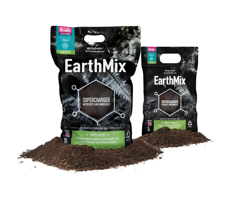 EarthPro EarthMix ist ein organisches Substrat - vollgepackt mit Nährstoffen und Wurmkompost. Das Substrat ist sofort gebrauchsfertig. Das richtige Mischungsverhältnis zwischen "Mineralien" und "organischen Stoffen" trägt ebenfalls dazu bei, die lebenswichtigen "Hüter" (Springschwänze, Asseln) zu unterstützen, die in bioaktiven Systemen verwendet werden. Wenn Sie Ihre "Hüter" weiter unterstützen möchten, können Sie zusätzlich EarthPro-CustodianFuel verwenden. Das Substrat kann mit allen Arten von Reptilien, Amphibien und Wirbellosen verwendet werden und sorgt für ein unglaubliches Pflanzenwachstum. Es ist so vielseitig! Es wurde bereits erfolgreich bei Schlangen, Eidechsen, Fröschen und Salamandern eingesetzt. Es kann regelmäßig besprüht werden, die eine etwas höhere Luftfeuchtigkeit zu erhalten, oder Sie können Ihre Vernebelung einfach auf einen Bereich für bestimmte Arten beschränken, die aus trockeneren Umgebungen stammen. Zum Beispiel bauen Schmucknattern (Coelognathus helena) Tunnel und graben sich durch sie hindurch. Bestimmte Eidechsen lieben es, darin zu graben. Auf diese Weise hilft es uns, bereichernde Umgebungen für unsere exotischen Haustiere zu schaffen. EarthPro EarthMix wurde ausgiebig auf Sicherheit getestet, tatsächlich liefert es Reptilien essentielle Vollspektrum-Vitamine und Mineralien, wenn es in kleinen Mengen eingenommen wird, wie es in freier Wildbahn der Fall ist. Wir müssen jedoch auf die Umgebung der Haustiere achten, die wir halten. Wenn wir Wärme und Licht einschließlich UVB im Rahmen der Licht- und Schattenmethode auf das wilde Niveau bringen, wird das Risiko einer Beeinflussung beseitigt.
