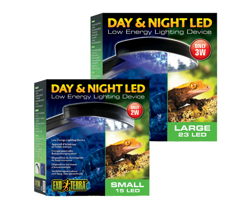 Die Exo Terra Day & Night LED ist ideal für Reptilien, Amphibien und Wirbellose ohne UVB-Anforderungen, wie Schlangen, nachtaktive Geckos, Frösche, Molche, Salamander, Spinnen, Skorpione, Insekten usw. … Das helle Weiß LEDs (1) erzeugen ein schönes Tageslicht, während die blauen LEDs einen Mondlichtschimmer imitieren, sodass Sie Ihre Tiere nachts beobachten können, ohne ihr natürliches Verhalten zu stören. Das schwache Licht der blauen LEDs ermöglicht es nachtaktiven Tieren, in ihrem Revier auf der Suche nach Insekten, Paarungspartnern usw. zu navigieren, während sie in völliger Dunkelheit völlig desorientiert wären. Tippen Sie einfach auf die Touch-Taste mit dem Tag/Nacht-Logo (2), um von hellem Tageslicht auf blaues Nachtlicht (3) umzuschalten. Die Exo Terra Day & Night LED ist die bequemste und energieeffizienteste Möglichkeit, Ihr Terrarium Tag und Nacht zu beleuchten. Herkömmliche Glühbirnen verschwenden mehr als 80 % der verbrauchten Energie in Form von Wärme, während die Exo Terra Day & Night LED Ihr Terrarium mit minimaler Wärme und maximaler Lichtleistung beleuchtet. Eine nahezu vollständige Abwesenheit der Wärmeproduktion verringert das Risiko einer Überhitzung während der Sommersaison und ermöglicht natürliche Temperaturabfälle in der Nacht. Die LEDs in der Exo Terra Day & Night LED verbrauchen weniger Energie und haben eine längere Lebensdauer im Vergleich zu herkömmlichen Glüh- und Leuchtstofflampen. Haustierpflegegerät nur zur Verwendung mit Reptilien, Amphibien und Wirbellosen!