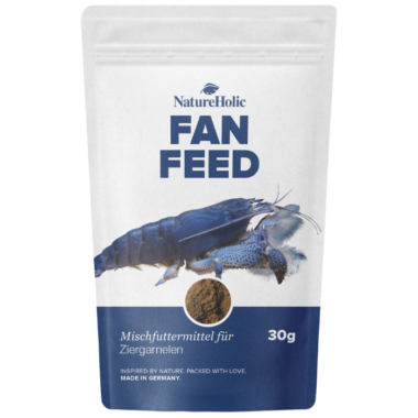 Das biologisch wertvolle Alleinfutter NatureHolic Fächerfeed Fächergarnelenfutter ist ein fein vermahlenes Staubfutter speziell für Fächergarnelen. Es enthält Krill, Spirulina, Moringa und Dunaliella salina und eine spezielle Mischung aus sofort bioverfügbaren organischen Mineralverbindungen. Es ist garantiert frei von Fischmehl und anderen minderwertigen Tiermehlen. Die hoch spezialisierten Fächergarnelen leben in der Natur in Flussabschnitten mit starker Strömung, wo sie sich mit ihren starken bedornten Beinen an Kieseln festkrallen und mit ihren zu Fächern umgebildeten Vorderbeinen vorbei treibende Nahrung sammeln. Magenuntersuchungen bei wild lebenden Fächergarnelen haben gezeigt, dass sie in der Natur ausgesprochen proteinreiche Nahrung zu sich nehmen. Dem tragen wir mit diesem Futter Rechnung. Auch der ungewöhnlich hohe Fettanteil von 11% in NatureHolic Fächerfeed ist dem enormen Energiebedarf der strömungsliebenden Fächergarnelen angepasst. Die enthaltenen Proteine stammen von Wirbellosen, von Mikroorganismen und von Algen. Fächerfeed enthält dadurch nicht nur ernährungsphysiologisch vorteilhaftes Chitin, das Garnelen beim Häutungsprozess unterstützt, sondern auch das Häutungs- und Wachstumshormon Ecdyson. Wir verwenden eine Mischung aus Bierhefe und Biertreber, die einen ausgesprochen hohen Anteil an Bitterstoffen, Nukleotiden (also Bausteinen der Nukleinsäuren) und dem Phospholipid Lecithin enthält. Die Algen Spirulina und Dunaliella salina und das Laub des Moringa-Baums steuern natürliche Vitamine, Mineralstoffe und sekundäre Pflanzenstoffe bei, insbesondere Carotinoide. Wie für unsere anderen Futtersorten verwenden wir auch für Fächerfeed eine spezielle Mischung von Spurenelementen und Vitaminen, die - anders als Produkte des Wettbewerbs - bioverfügbare organische Mineralverbindungen enthält, die dem Organismus direkt zur Verfügung stehen. Wir empfehlen, zweimal wöchentlich zur gezielten Mineralstoffversorgung unser Mineralfutter Mineralfeed in den Futterplan Ihrer Fächergarnelen einzubeziehen. Fütterungsempfehlung: Füttern Sie 1-2-mal wöchentlich so viel, wie die Tiere in wenigen Minuten aufnehmen. Deklaration gemäß Futtermittelverordnung: Alleinfuttermittel für Ziergarnelen Lagerung bei normaler Zimmertemperatur, keine Kühlung notwendig