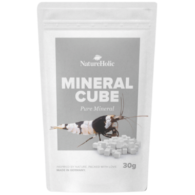 Die NatureHolic MineralCubes "Pure Mineral" bestehen aus reinen Mineralstoffen. Sie stellen eine innovative Lösung dar, wie Wirbellose wie Garnelen, Schnecken, Krebse und Krabben mit Mineralstoffen versorgt werden können. Der Mineralcube "Pure Mineral" besteht aus reinen Mineralstoffen ohne weitere Zusätze. Die Anwendung ist denkbar simpel: legen Sie einen Cube pro 10 Liter Aquarienwasser einfach auf den Bodengrund. Die Mineralstoffe werden ganz langsam ans Wasser abgegeben, wo sie nicht nur den Tieren, sondern auch den Bakterien zur Verfügung stehen, die für eine gute Wasserqualität sorgen. Ersetzen Sie aufgebrauchte Cubes. Wenn Sie Schnecken und/oder Garnelen halten, werden Sie beobachten können, wie die Tiere gezielt an den Würfeln knabbern. So sichern sie sich die Mineralstoffaufnahme. Schnecken können so Gehäuseschäden vorbeugen oder — falls schon Schäden vorhanden sein sollten — kleinere Löcher oder Risse von innen reparieren. Bei Garnelen können die Mineralstoffe Häutungsproblemen vorbeugen. MineralCubes "Pure Mineral" eignen sich auch ganz hervorragend für den Einsatz in Krabbenterrarien. Nicht nur Allesfresser, auch carnivore Krabben wie Geosesarma nehmen eine Mineralstoffquelle im Terrarium sehr gerne an. Dabei können Sie die MineralCubes im Wasserteil oder auf dem Landteil einsetzen.