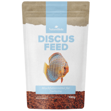 Mit dem NatureHolic Discus Feed kaufst du ein Hauptfutter für alle Diskus in Granulatform. Gerade für futterempfindliche Diskus wurde dieses Hauptfutter entwickelt - es ist proteinreich und bringt Vitamine und Mineralstoffe für nachhaltiges Wachstum und eine mögliche Verbesserung der Gesundheit deiner Disken mit. Unser NatureHolic Diskus Feed ist garantiert frei von Rinderherz und anderem Fleisch von warmblütigen Organismen. Bei uns kommen nur Fische und Krebstiere als Proteinlieferanten in die Tüte! Dadurch wachsen deine Disken zwar nicht turboschnell, aber dafür besonders nachhaltig und gesund heran. Ein geringer Anteil von natürlichen Algen simuliert den Darminhalt der Beute, die Diskus in der Natur im ganzen fressen würden. Die hier verarbeiteten Krebstiere liefern wichtiges Chitin als Ballaststoff für eine gut funktionierende Verdauung. Beta Glucan und wertvolle Omega 3 Fettsäuren können das Immunsystem deiner schönen Diskusfische unterstützen und deine hübschen Buntbarsche aus Südamerika gegen Krankheiten stark machen. Für ein gesundes Aussehen und starke Farben! Füttere mehrmals täglich so viel, wie deine Aquarientiere in wenigen Minuten fressen können.