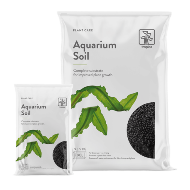 Gebrauchsanweisung der Produkte Aquarium Soil gewährleistet von Anfang an ein gutes und aktives Wachstum und wirkt sich besonders förderlich auf die Entwicklung rötlicher Nuancen in den Pflanzen aus. Das Produkt ist ein kompletter Bodengrund, der ohne andere Bodengrundprodukte eingesetzt werden kann. Aquarium Soil ist außerdem ein aktiver Bodengrund, der den pH-Wert senkt und einen schwachen Einfluss auf die Chemie des Wassers hat. Deshalb empfehlen wir in den ersten vier Wochen nach der Neuanlage des Aquariums mindestens zwei Wasserwechsel (25-50%) pro Woche. Wie berechne ich, wieviel Soil/Soil Powder man braucht, wenn der gesamte Aquarienboden ausgefüllt sein soll? Messen Sie ihr Aquarium in der Länge und Breite in cm aus, z.B. 90x60 cm. Überlegen Sie sich wie hoch ihre Soilschicht werden soll, z.B. 8 cm. Tip! Mit einer von Vorne nach Hinten höher werdenden Soilschicht, kann ein guter Tiefeneffekt erzeugt werden. Berechnung: Länge x Breite x Dicke (der Soilschicht) geteilt mit 1000. Beispiel: 90 x 60 x 8:1000 = 43,2 L Soil/Soil Powder.