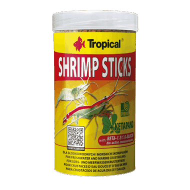 SHRIMP STICKS Zutatenreiche, sinkende Sticks für die tägliche Fütterung von Süß- und Meerwasserkrustentiere SHRIMP STICKS sind zutatenreiche, sinkende Sticks (ca. 6mm) zur täglichen Fütterung von Süßwasser- und Meereskrustentiere. Auch für Caridina geeignet. Spirulina platensis liefert wertvolle Vitamine und aktive Substanzen, die zusammen mit dem natürlichen Immunstimulans Beta-Glucan das Immunsystem und die Krankheitsabwehr stärken. Natürliche Carotinoide sorgen für eine ausgezeichnete Kondition, fördern die Farbentfaltung und haben eine positive Wirkung auf den Häutungsprozess.